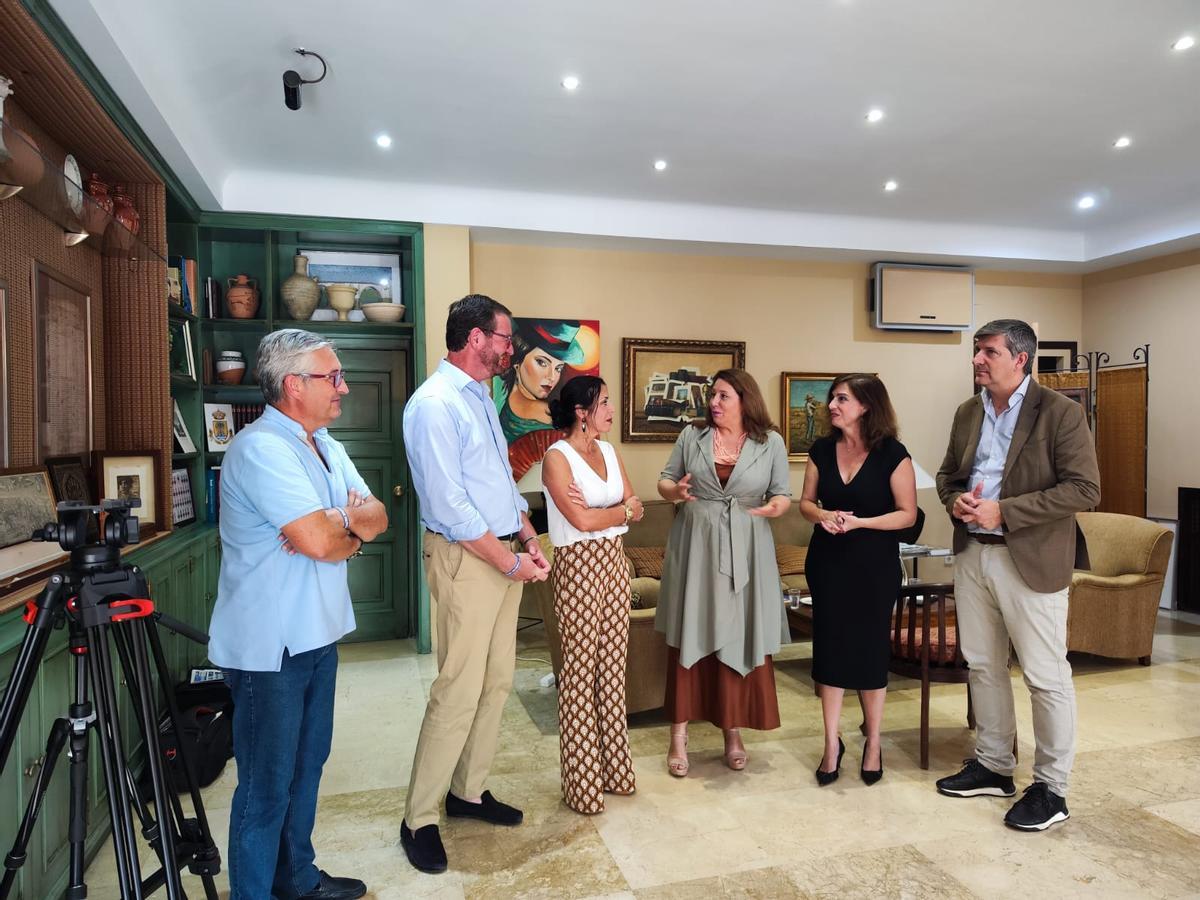 Carmen Crespo, cuarta por la izquierda, en su visita a Palma del Río con motivo del convenio con el Ifapa.