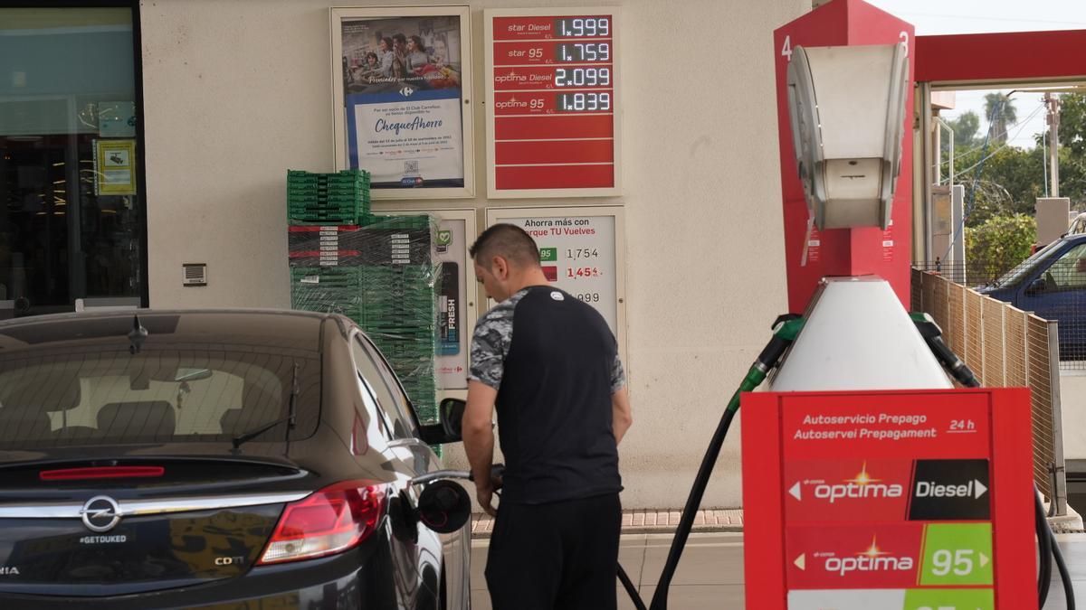 Repostaje en una gasolinera de Castelló, en una imagen de archivo.