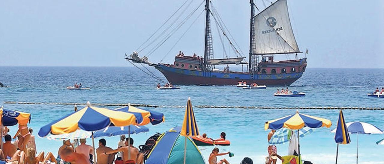 &#039;Galeón&#039; del siglo XXI a la captura de turistas en el mar de las calmas.