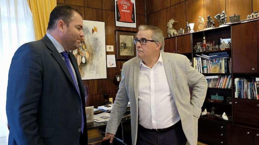 Carlos Paniceres y Aníbal Vázquez, ayer, en el Ayuntamiento de Mieres.