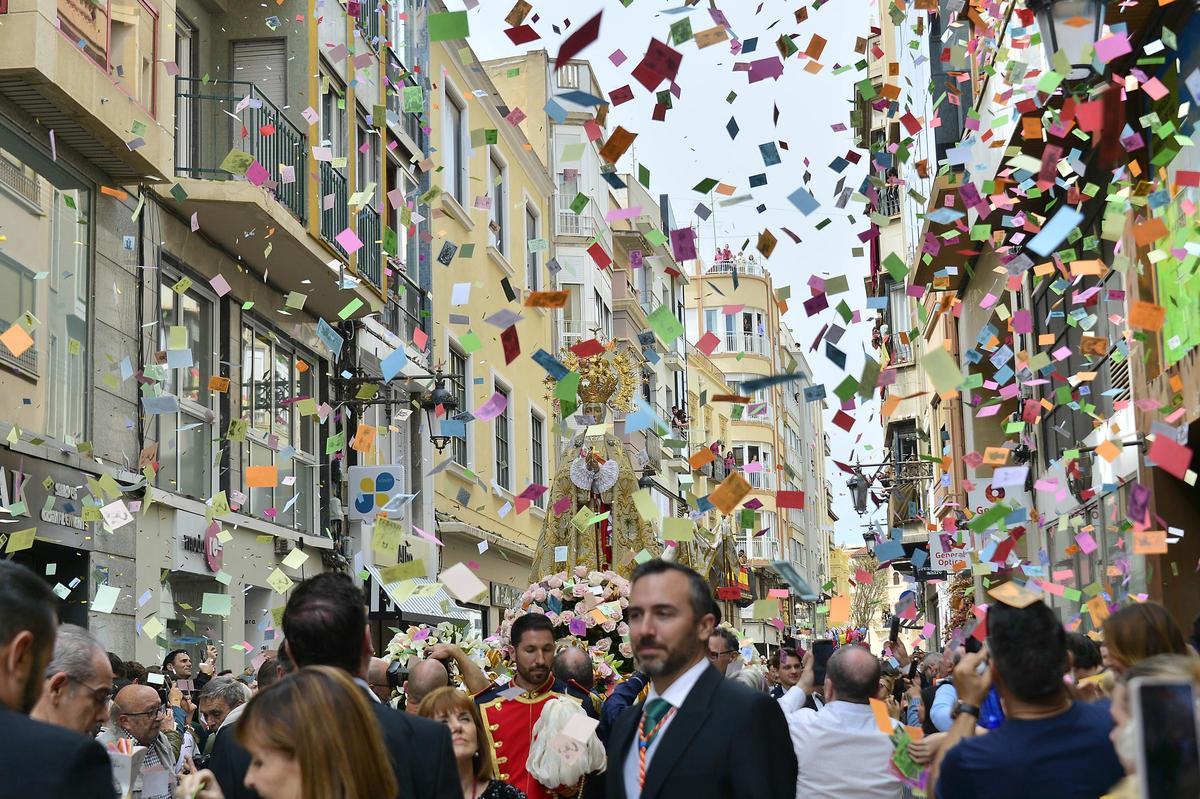 Paso de la patrona de Elche por la Corredora arropada por un manto de aleluyas