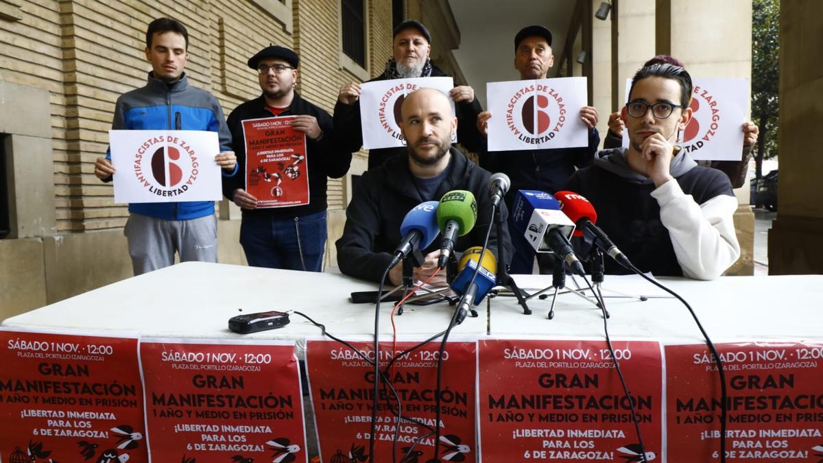 Pablo Rochela y Javitxu, en la mesa, junto a otros compañeros de la plataforma Libertad 6 de Zaragoza.