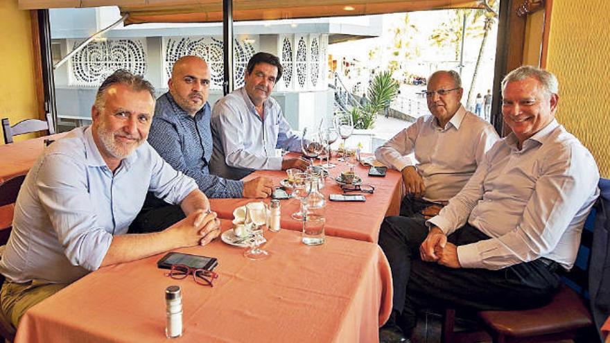 Ángel Víctor Torres (a la izquierda) en un restaurante de Las Canteras con Sebstián Franquis y Casimiro Curbelo (a la derecha) con dos miembros de ASG.