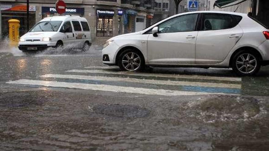 Centro de Lalín anegado por las intensas lluvias.