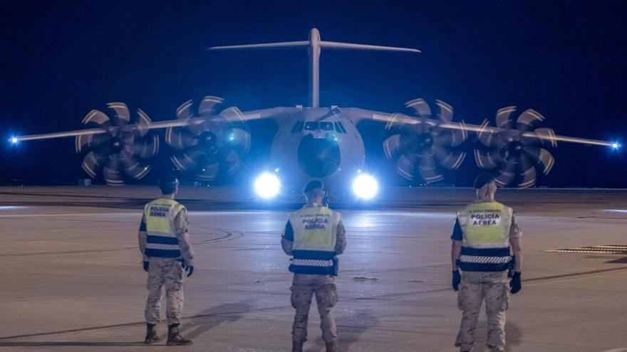 Un avión desde Kabul cargado de esperanza