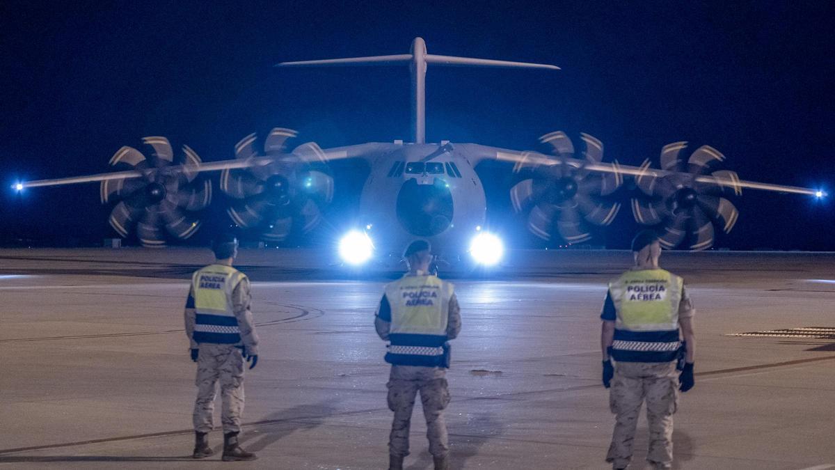 Tres soldados españoles esperan la llegada del primer vuelo con refugiados afganos procedente de Islamabad a 11 de octubre de 2021, en Torrejón de Ardoz, Madrid (España).