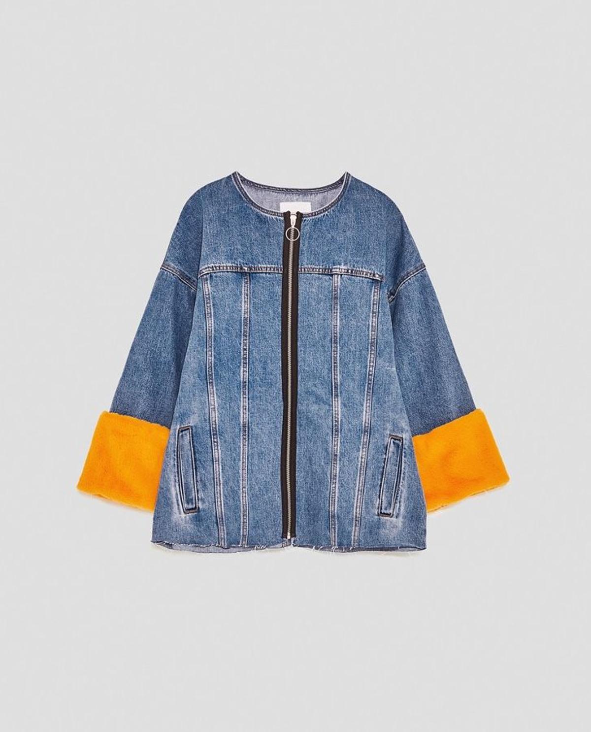 Cazadora denim con apliques de pelo, de Zara