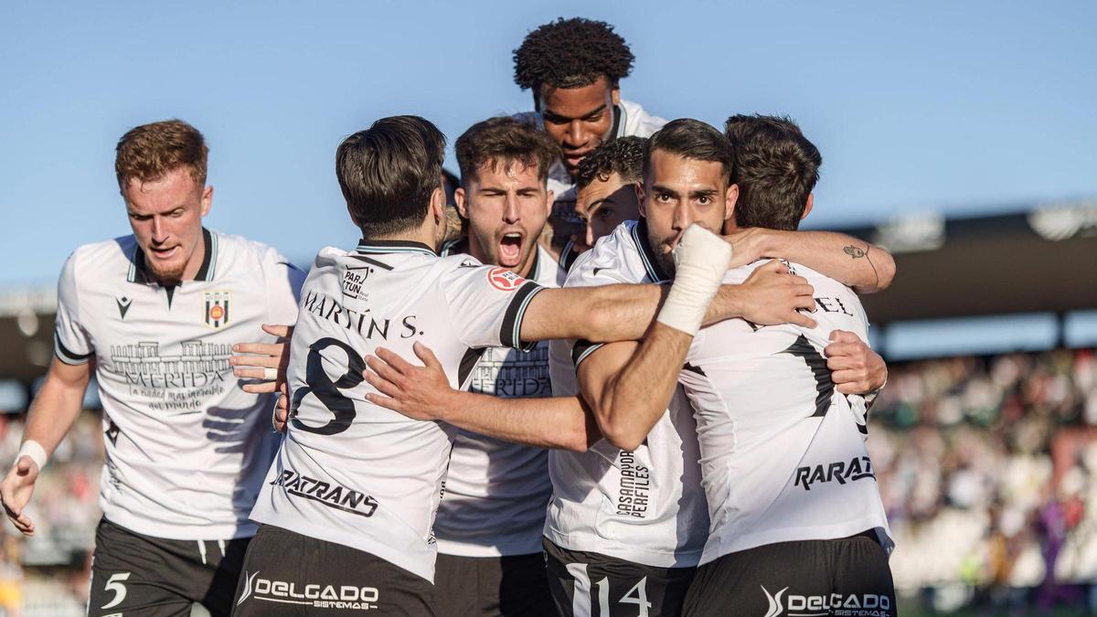 Los futbolistas del Mérida celebran uno de los goles marcados al Racing de Ferrol.
