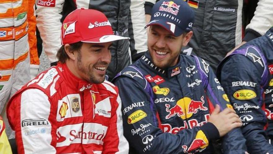 Vettel y Alonso conversan en Interlagos