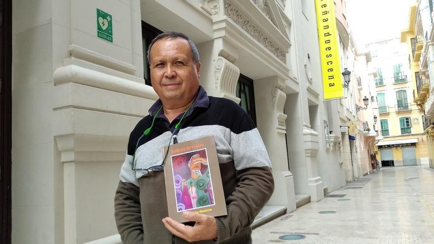 Antonio Quero, ayer, con sus cinco obras de teatro recopiladas, junto al Teatro Echegaray, que propone que acoja una Semana de Teatro del Mayor.