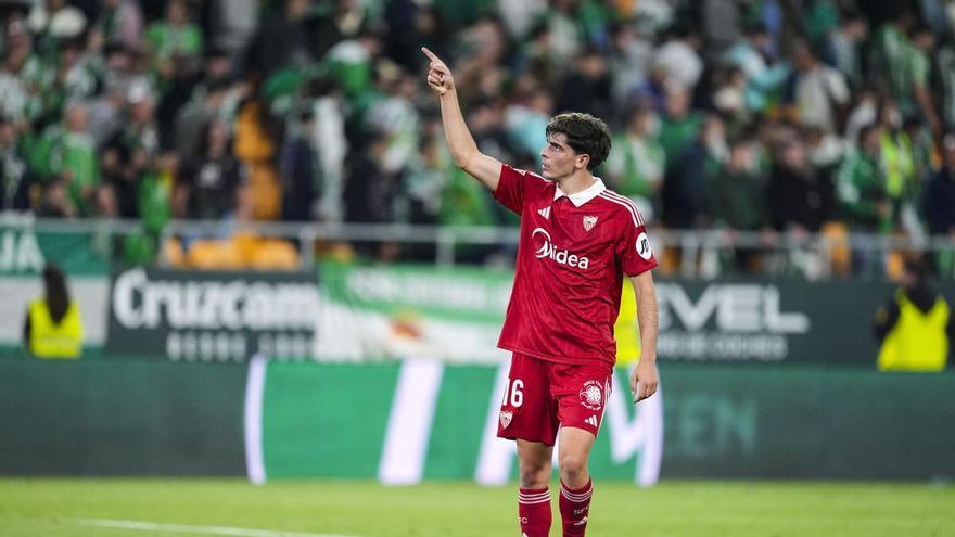 La defensa de Juanlu a Isaac Romero tras el gol en el derbi: "Se lo merece más que nadie, se deja la vida por el Sevilla"