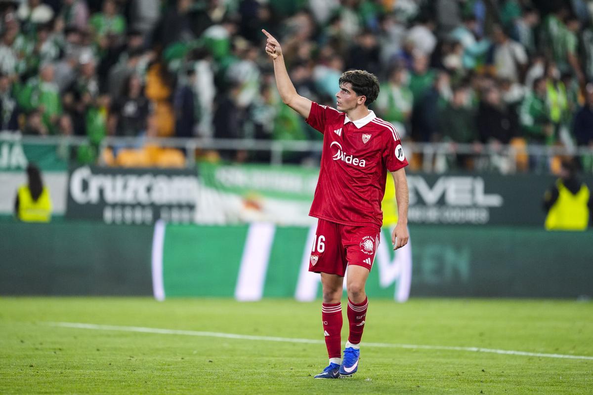 Juanlu Sánchez, durante el partido de LaLiga EA Sports entre el Real Betis y el Sevilla FC en el estadio La Cartuja