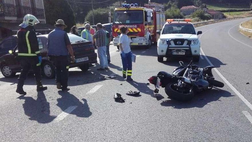 Accidente de tráfico entre una moto y un turismo en Lalín. // Bernabé