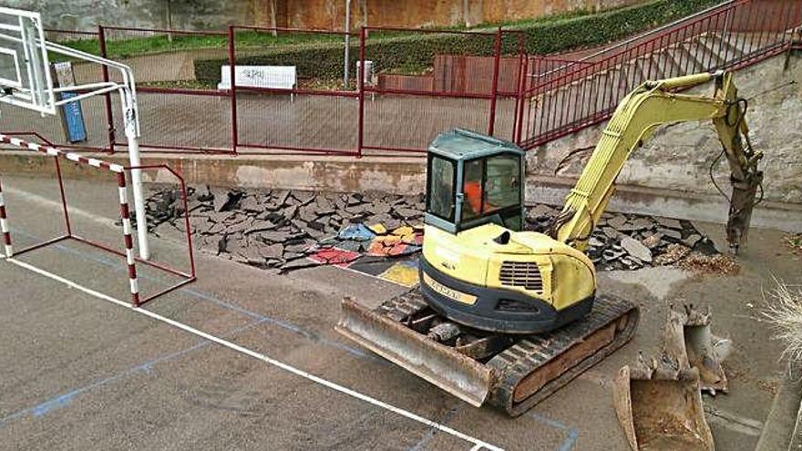 Escolars observen l&#039;inici de les obres aquesta setmana