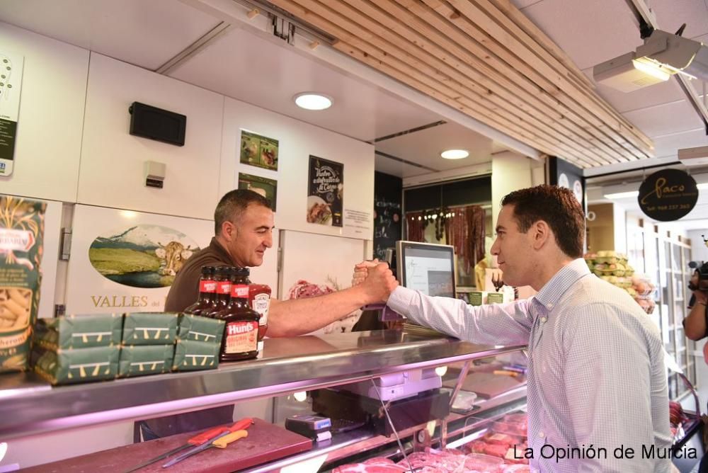 Teodoro García pidiendo el voto en el mercado Saav