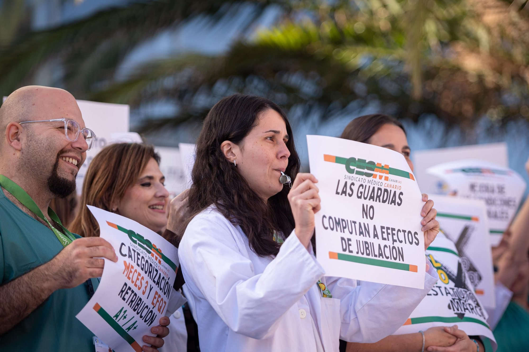 Manifestación por el cambio de condiciones de médicos por parte del Ministerio por fuera del HUC