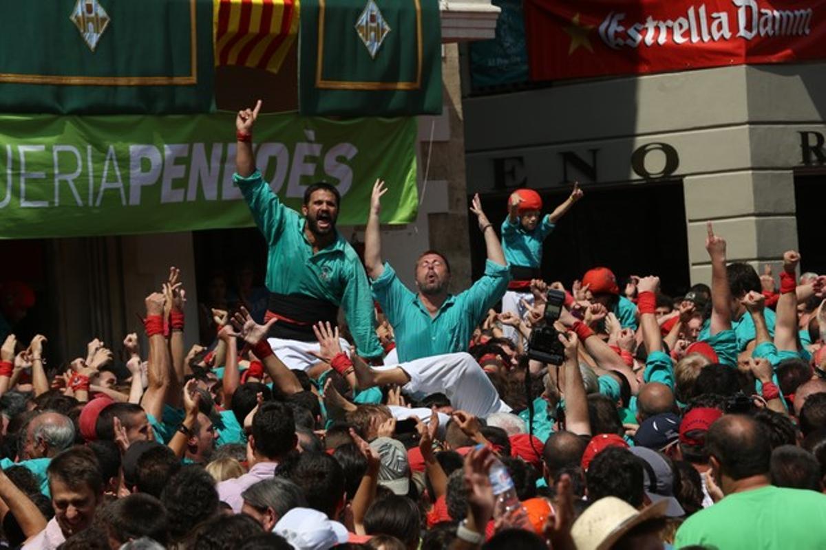 Los ’castellers’ de Vilafranca cargan un histórico ’3 de 10 amb folre i manilla’.