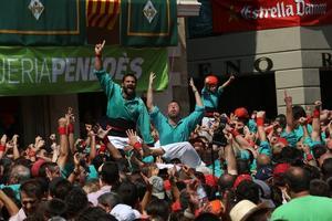 Els castellers de Vilafranca carreguen un històric 3 de 10 amb folre i manilles.