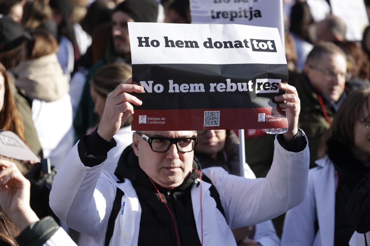 Profesionales de la sanidad pública se manifiestan por las calles de Barcelona