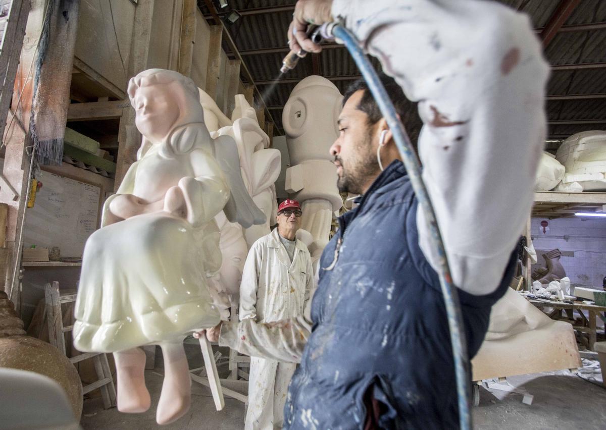 Constructores de Hogueras que plantan en Valencia terminan los últimos retoques de sus monumentos