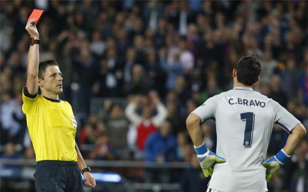 Claudio Bravo fue expulsado