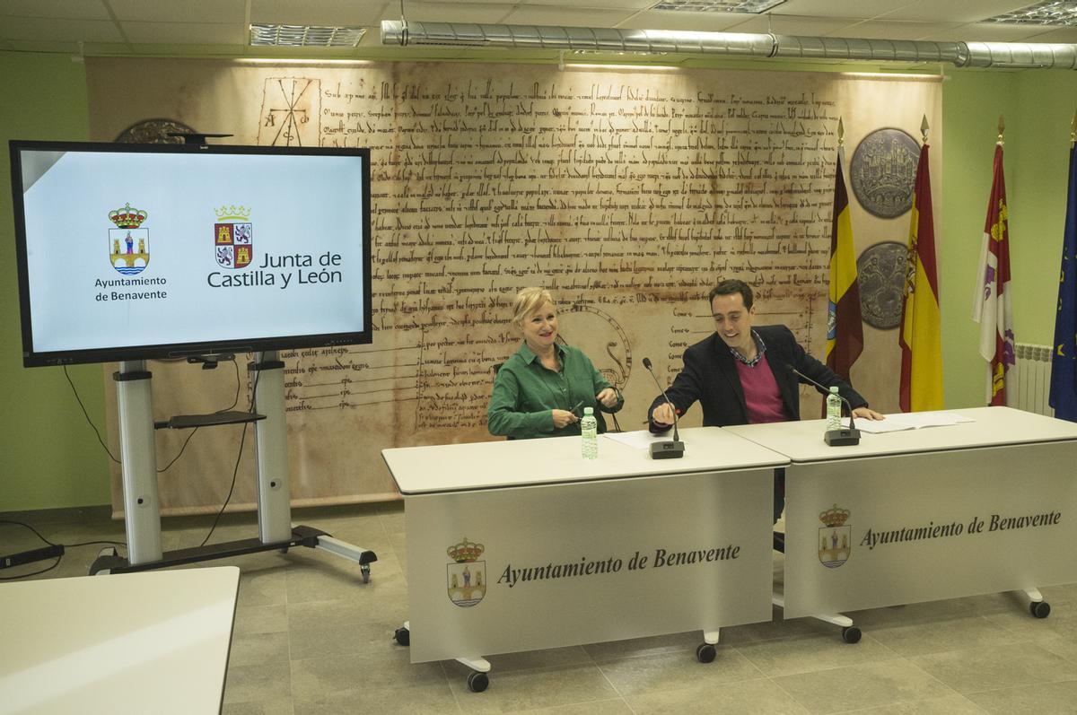 La delegada territorial, Leticia García, y el alcalde de Benavente, Luciano Huerga, al comienzo de su comparecencia.