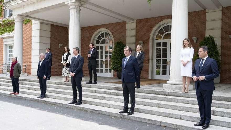 Sánchez, los ministros económicos y los líderes de COE, Cepyme, CCOO y UGT, ayer en la Moncloa.