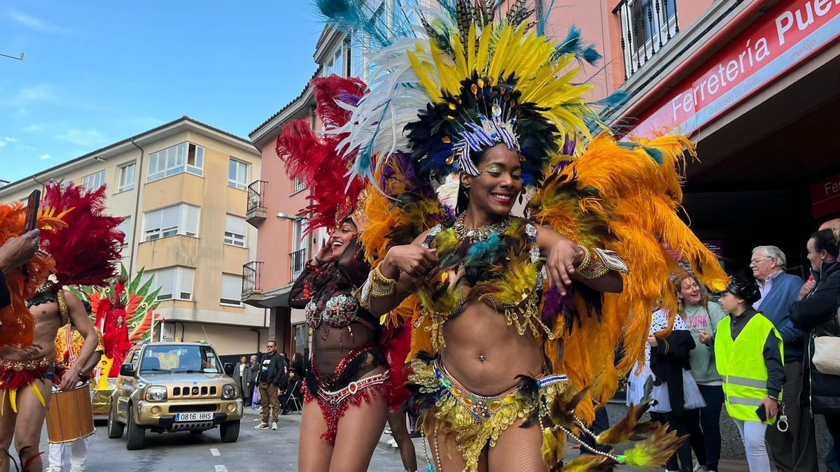 La locura del Carnaval llena Posada de Llanes: así fue el multitudinario desfile