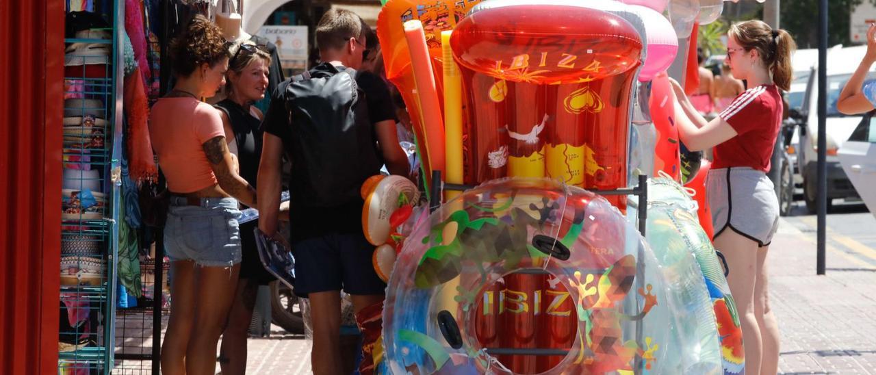 Turistas comprando este verano en una tienda de Eivissa.  | J.A.RIERA