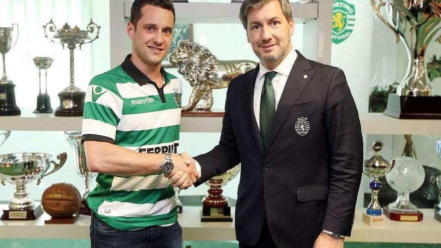 Toni Pérez fue presentado ayer como nuevo jugador del Sporting.