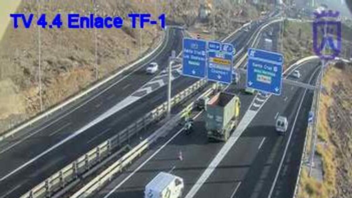 Enlace de la TF-1 con la TF-5  contrado por un carril tras un accidente