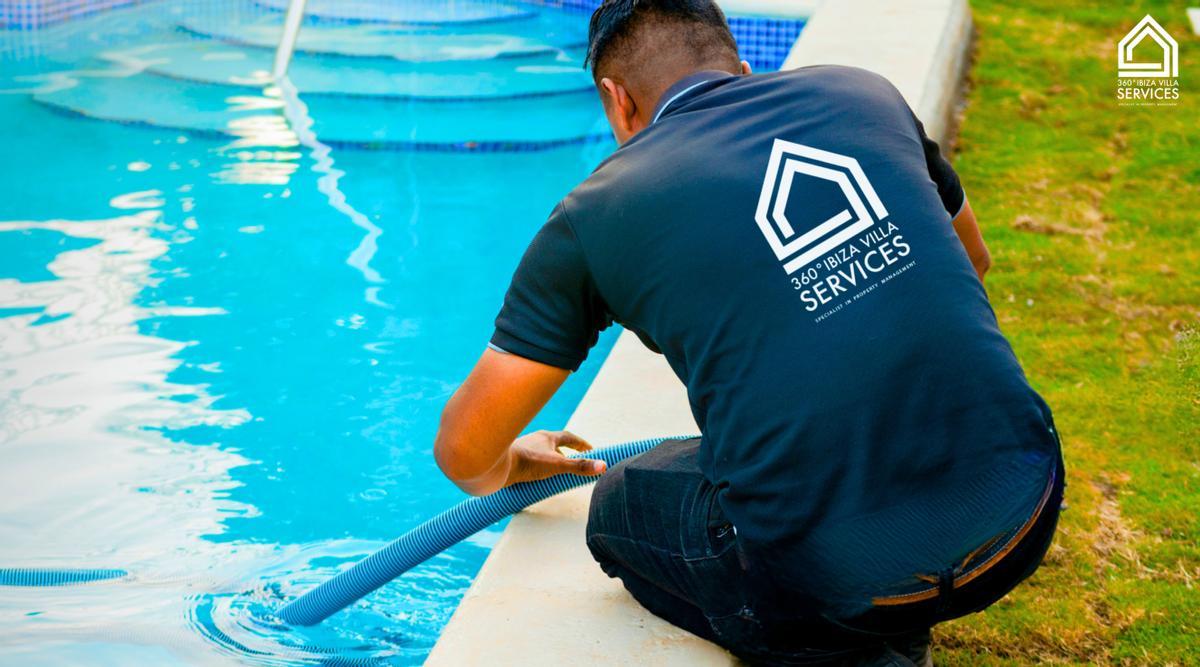 Las valoraciones en torno a la piscina de la villa son esenciales para que otros huéspedes elijan la vivienda para sus vacaciones en Ibiza.
