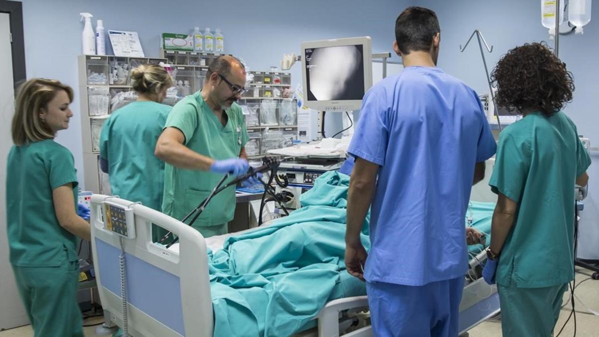 Personal sanitario del Hospital La Ribera atiende a un paciente.