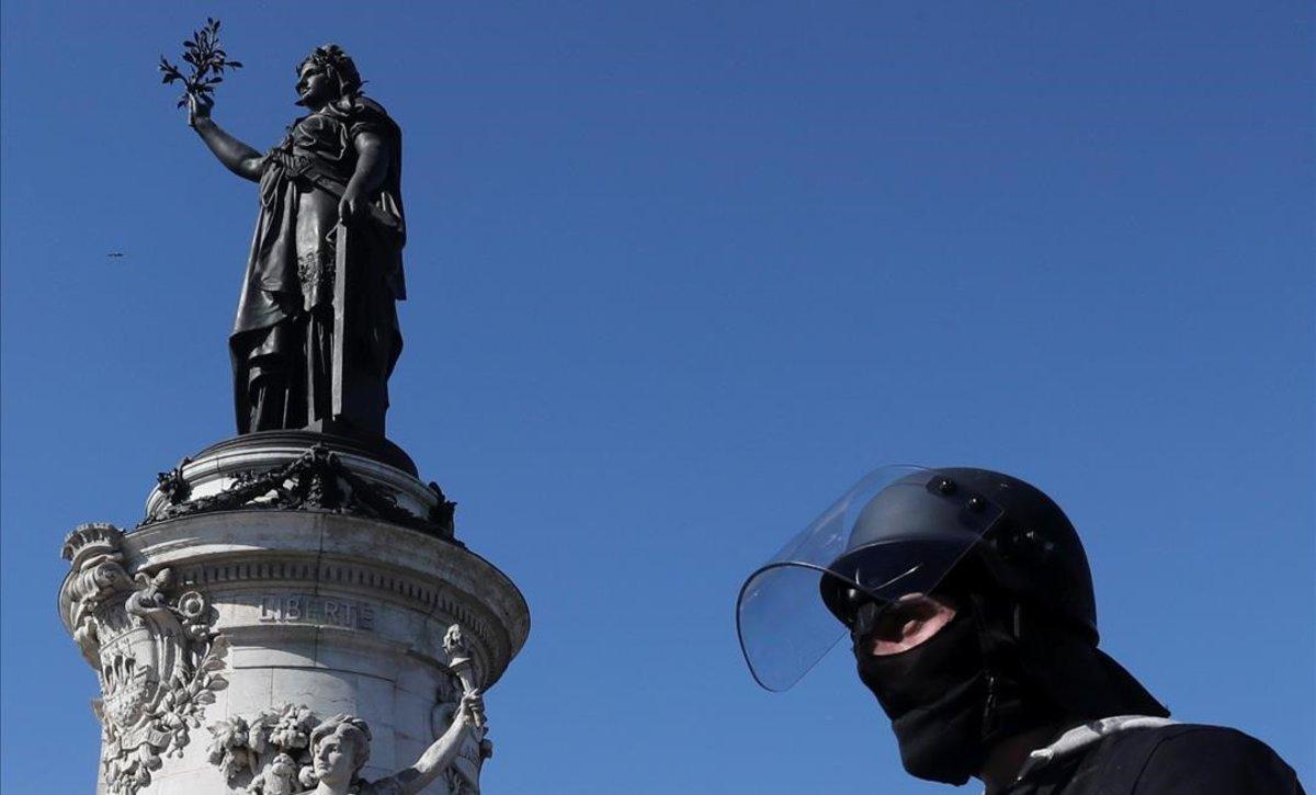 zentauroepp47831236 a police officer is seen next to the marianne statue on the 190429100921