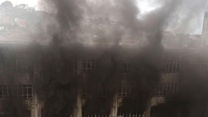 Arde la antigua fábrica del Grupo de Empresas Álvarez en Lavadores