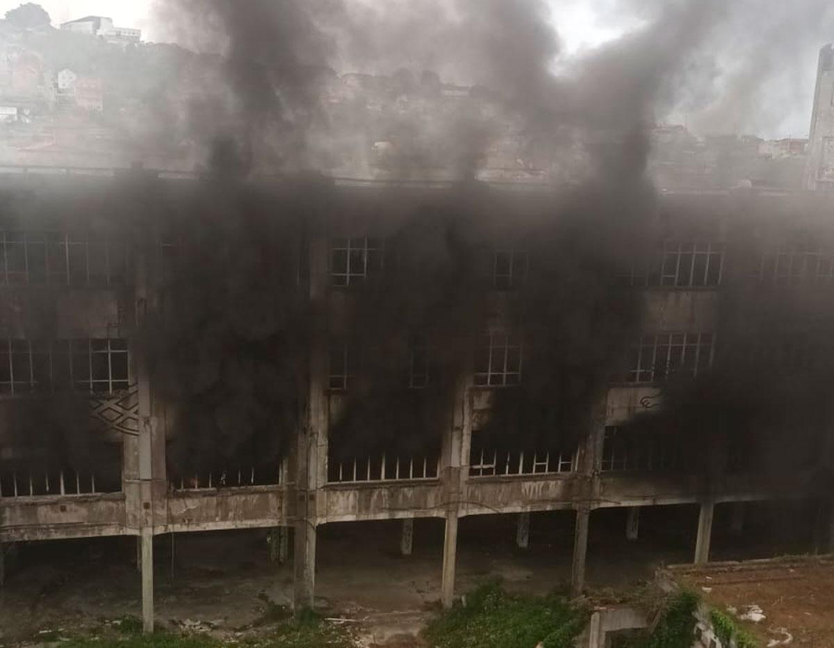 Un intenso humo negro envuelve al edificio en ruinas.