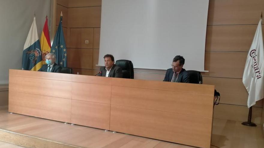 De izquierda a derecha, Ramón Redondo -director de Comercio Interior de la Cámara-, Luis Ibarra y José Mayor. | | LP/DLP