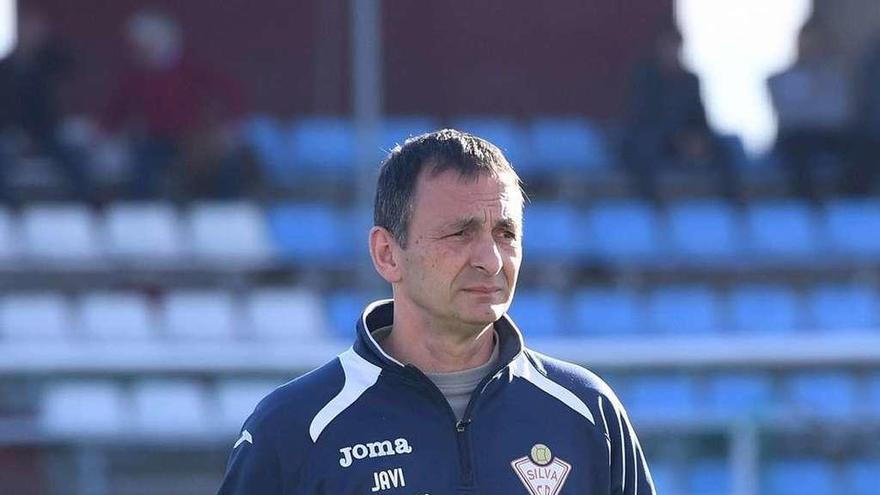 Javier Bardanca, entrenador del Silva, antes de comenzar un partido.