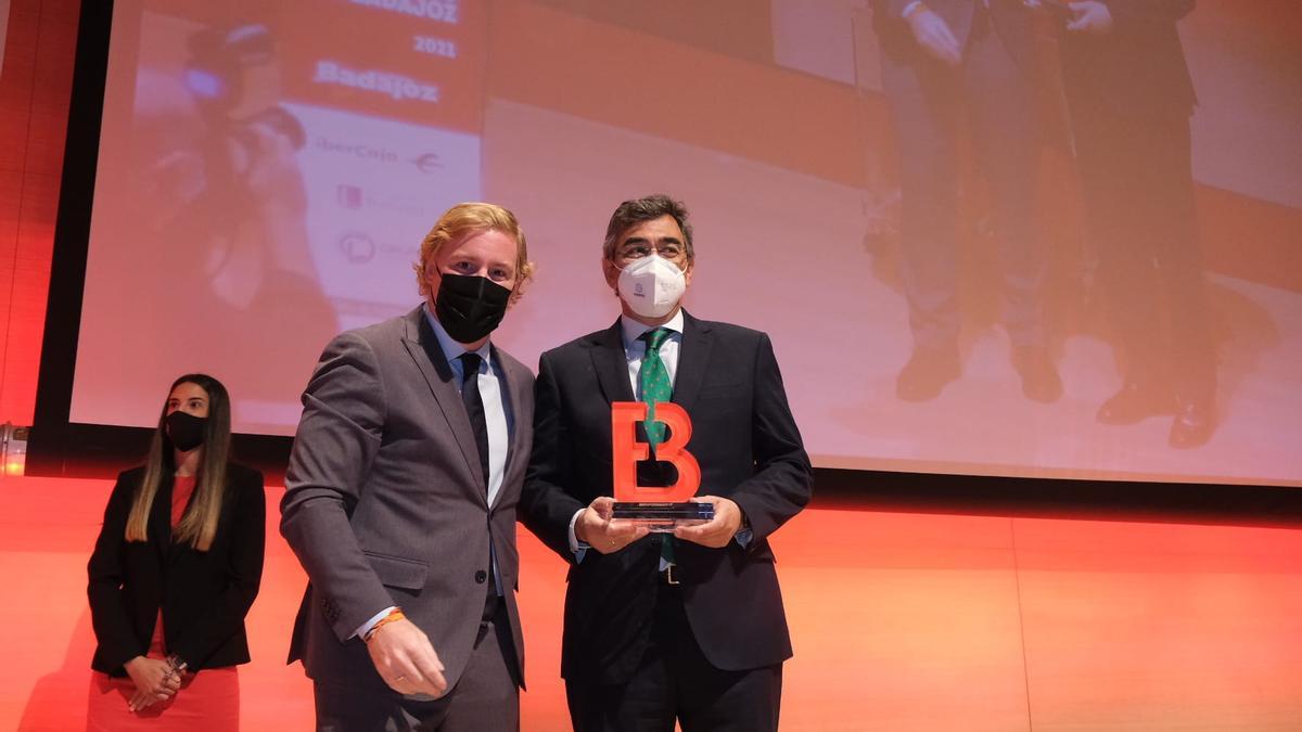 El alcalde de Badajoz, Ignacio Grajero entrega el premio a Javier González