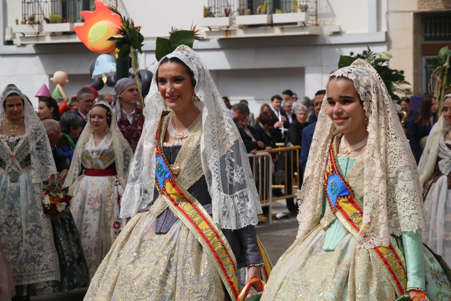 Fotos de la ofrenda a la patrona en las Fallas de Burriana 2024