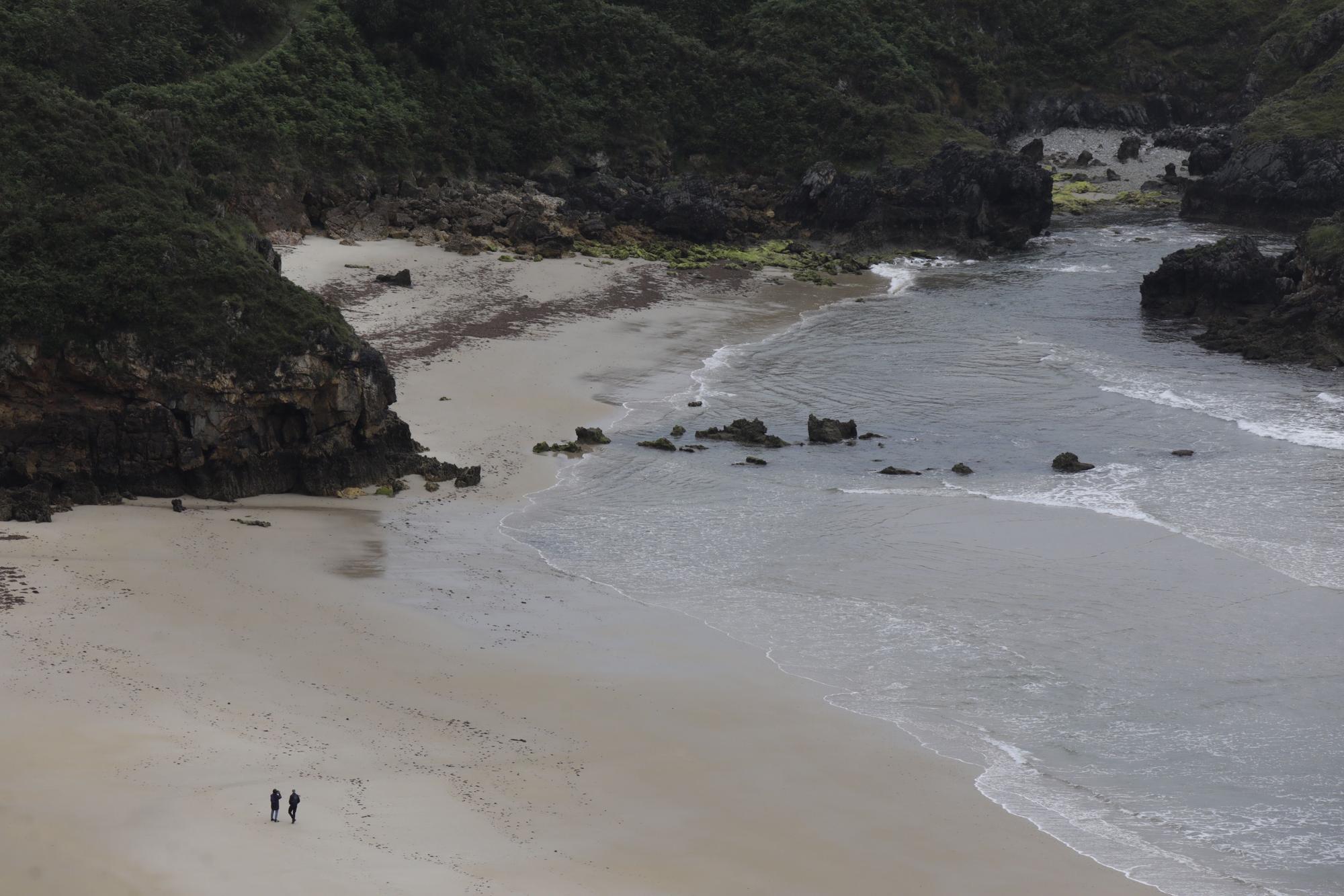 Así es Torimbia, la playa en la que a veces toca taparse