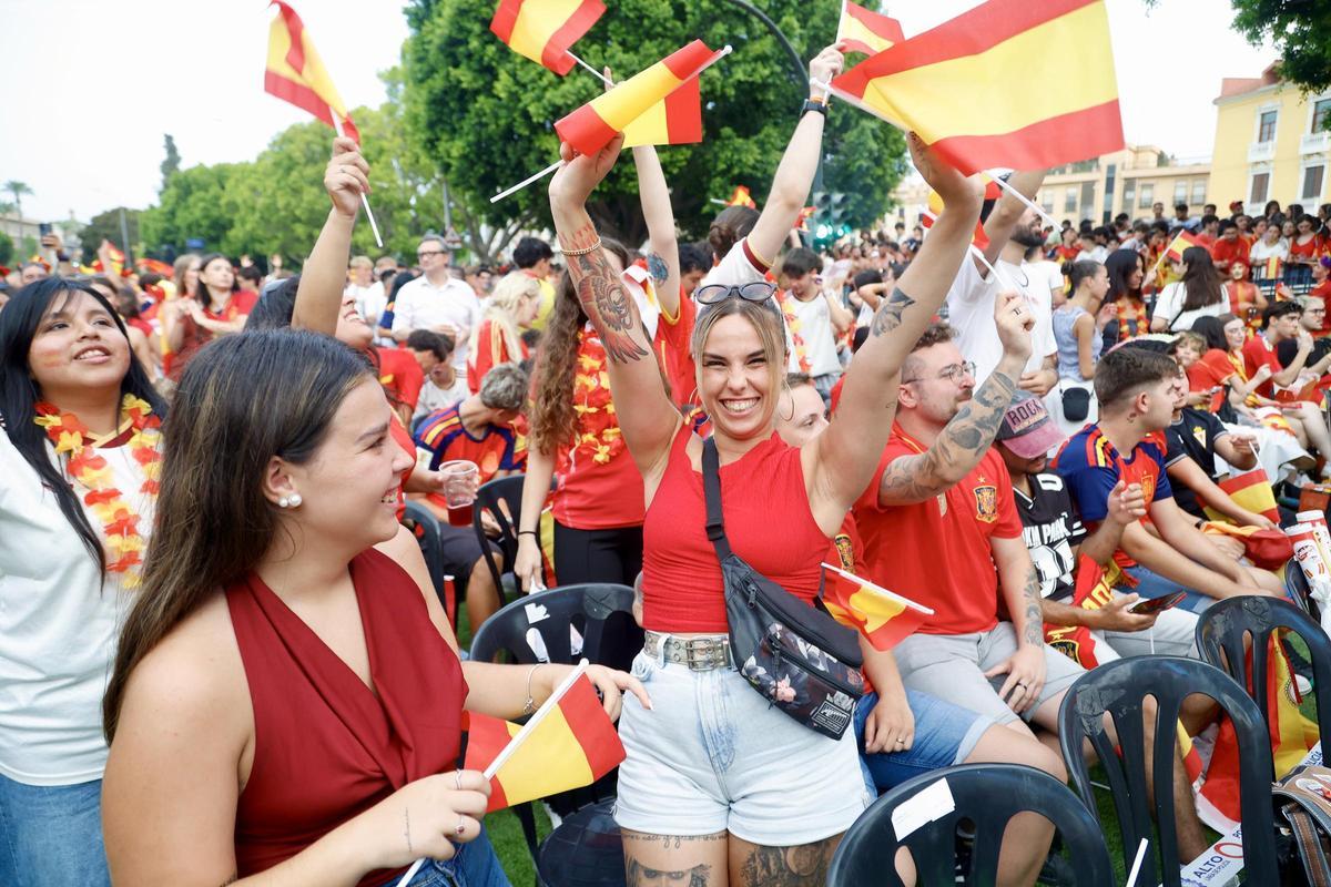 Las mejores imágenes de la afición española en la avenida Teniente Flomesta Las mejores imágenes de la afición española en la avenida Teniente Flomesta