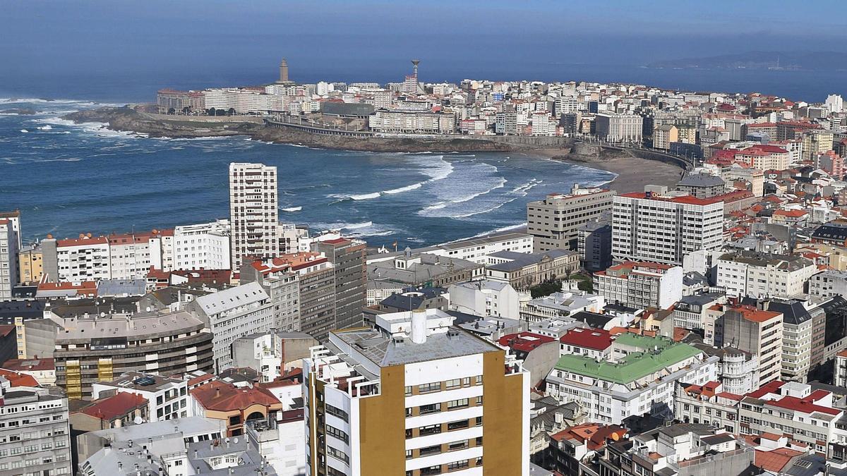 Vista aérea parcial de  A Coruña, con la dársena  del Orzán y la Torre de  Hércules al fondo.