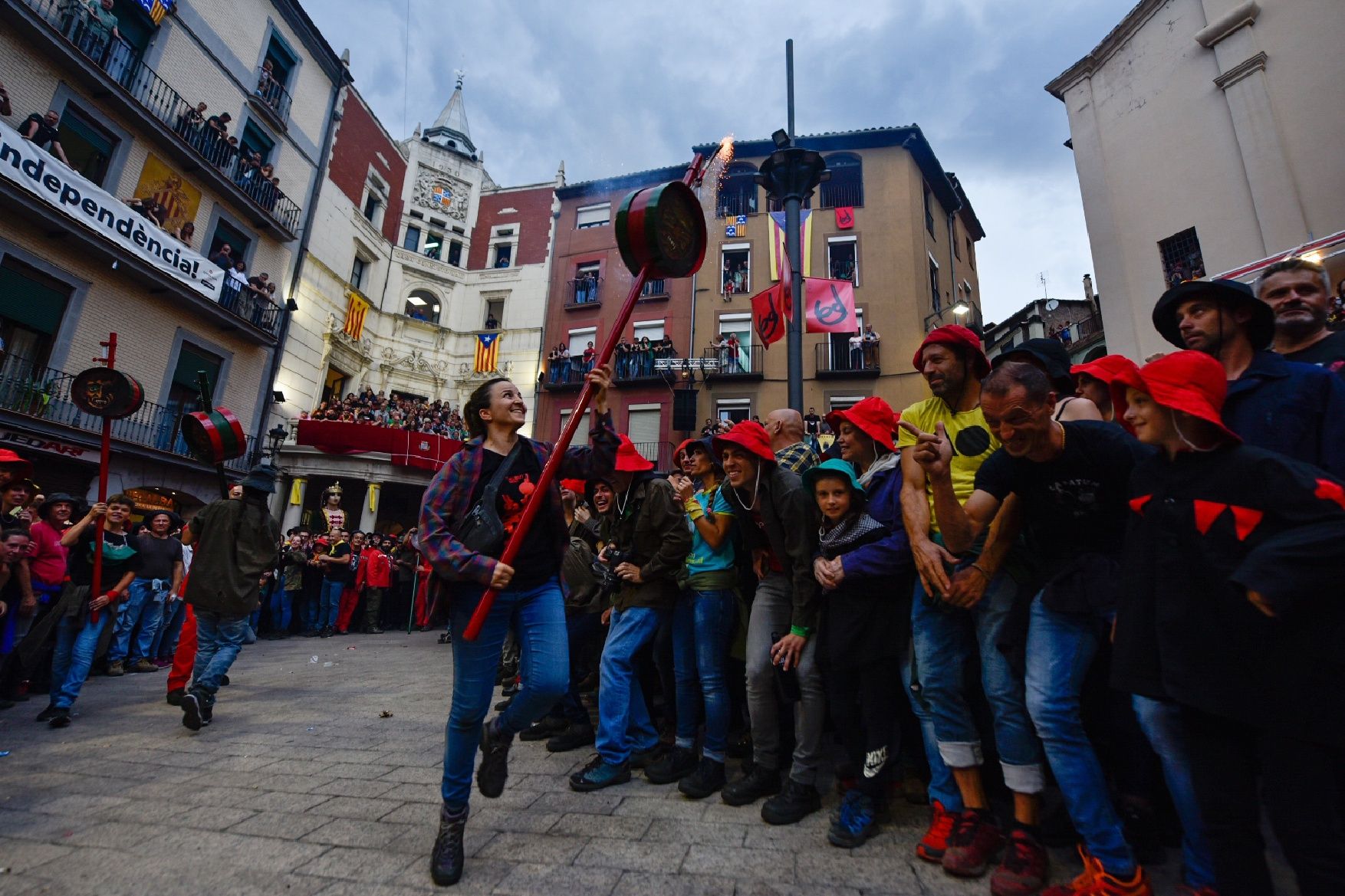 Berga inicia el passacarrers del vespre de Patum enmig d'una gran cridòria