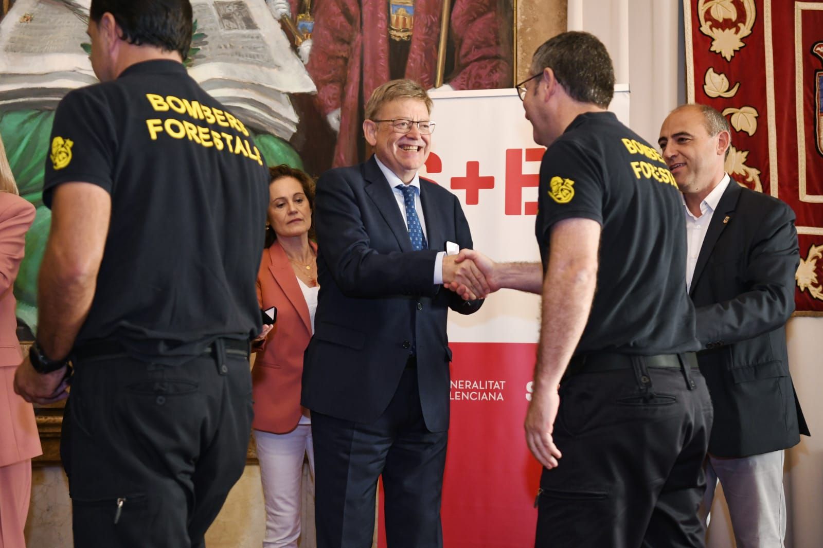 Entrega de distinciones a los participantes en la extinción de los incendios de este verano