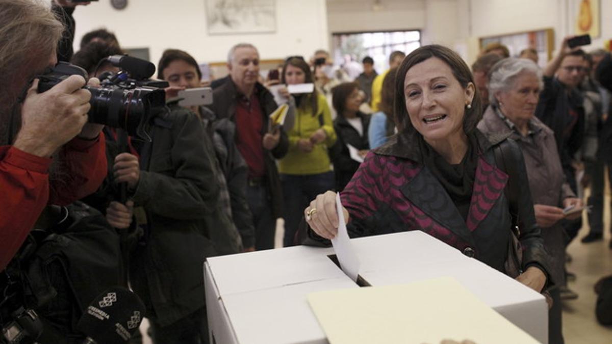 La presidenta de la ANC, Carme Forcadell, deposita su voto.