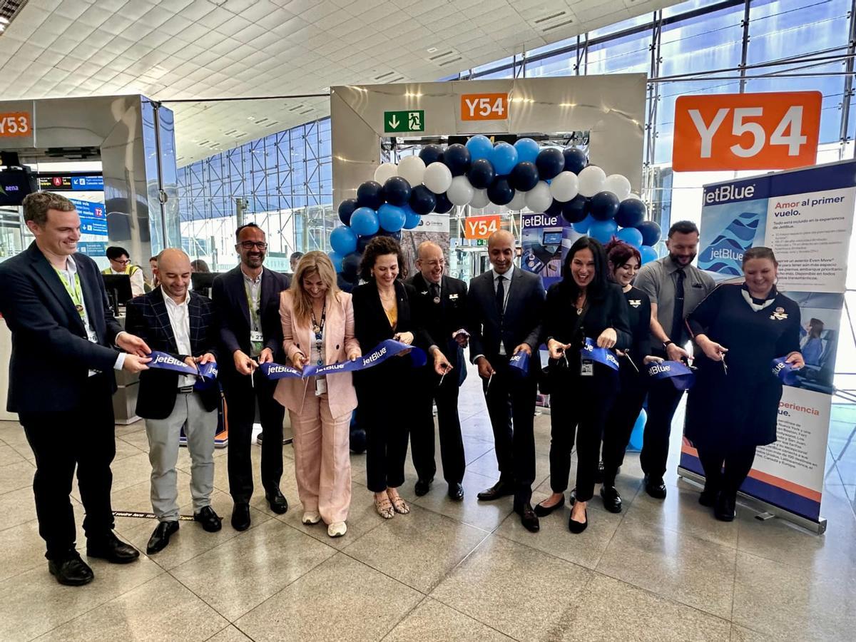 Corte de la cinta inaugural en la salida del vuelo entre Barcelona y Boston de la aerolínea JetBlue.