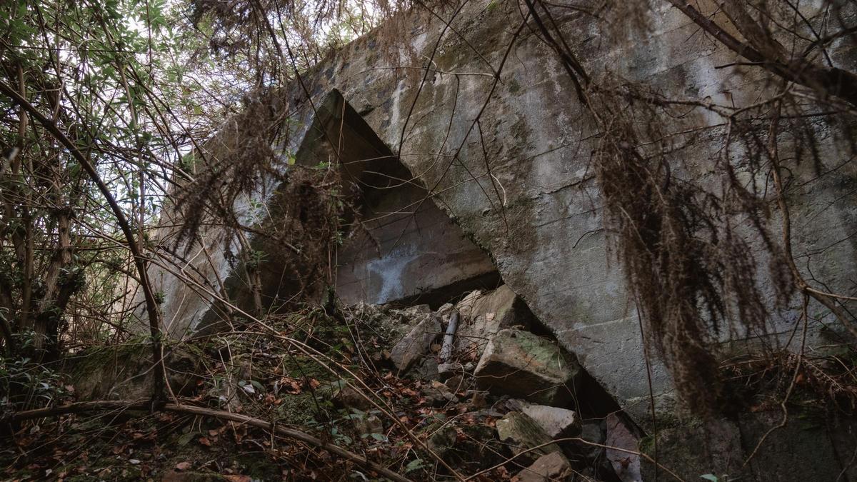 La entrada a Mina Conchita, en Asturias, de donde salieron los explosivos, fue cegada con piedras y bloques de hormigón.