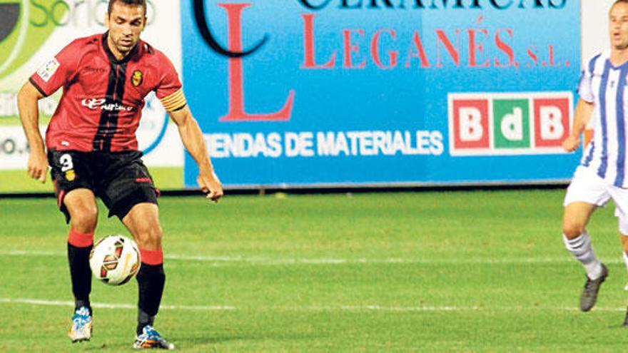 Joao Víctor controla la pelota ante la presión de un rival del Leganés.