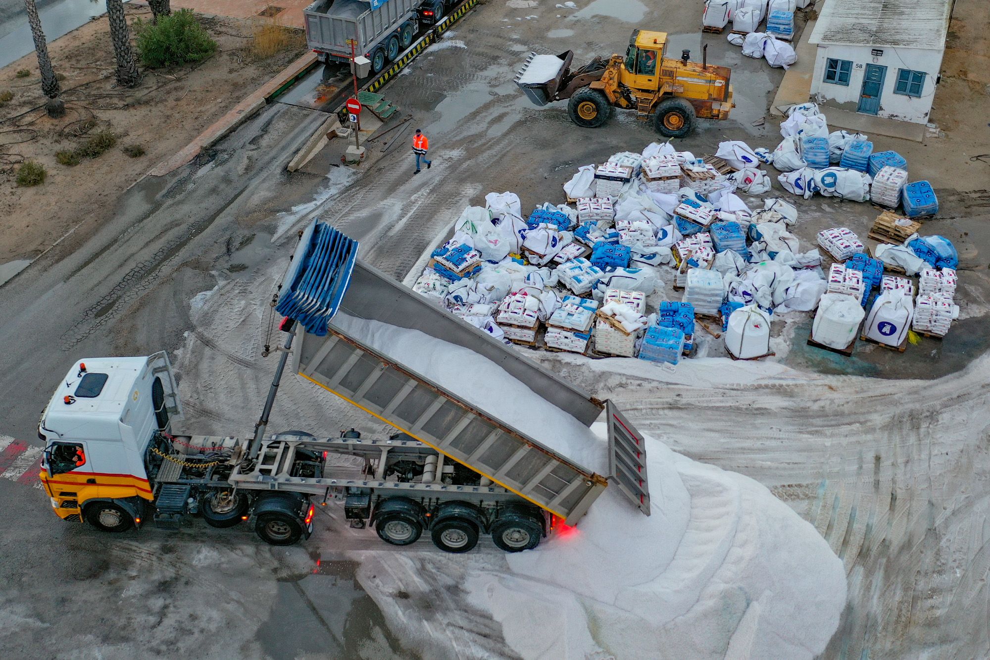 Carga de 3.500 toneladas de sal de las salinas de Torrevieja con destino a Madrid